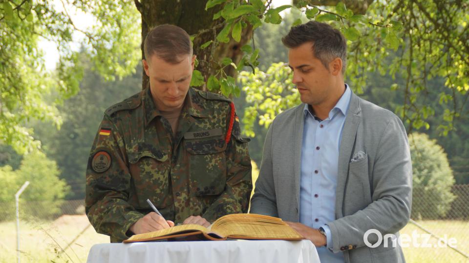 Hauptmann Stefan Bruns trägt sich zur Erinnerung an das 40-jährige Bestehen der Patenschaft in das Goldene Buch der Stadt ein. Bild: wel
