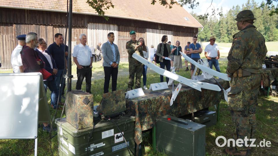 Bei der Waffenschau können verschiedenste Geräte besichtigt werden, die bei der Arbeit der Bundeswehr zum Einsatz kommen Bild: wel