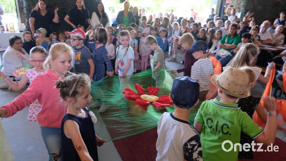 Eine große Gemeinschaft zeigt sich am Sonntag im Familiengottesdienst in der Halle des Ländlichen Burschenverein aus Anlass des Gemeinde- und Kindergartenfestes. Die Kinder zeigen einen Meditationstanz. Bild: le