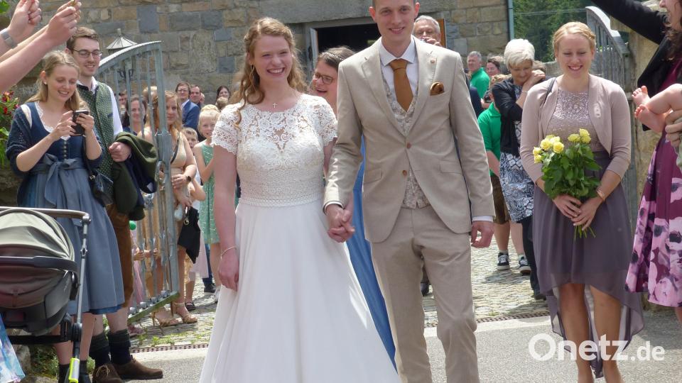 Das Brautpaar Elisabeth Rupprecht und Thomas Bodensteiner verlässt nach der Trauung die Kirche. Bild: sl