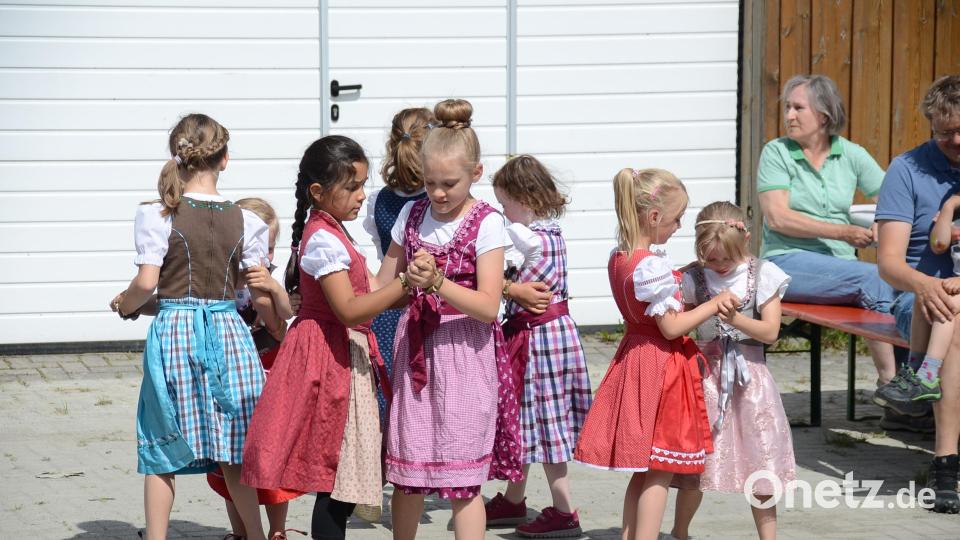 Die Kindertanzgruppe der Landjugend zeigte zu Beginn unter dem Beifall der Besucher einige Tänze. Bild: ak