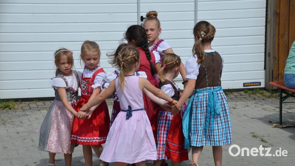 Die Kindertanzgruppe der Landjugend zeigte zu Beginn unter dem Beifall der Besucher einige Tänze. Bild: ak