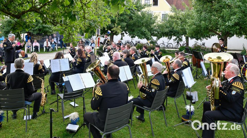 Gratis-Konzerte im Grünen, immer am Sonntagabend: Das sind die Sonntagsserenaden. Zum Auftakt zeigte die Knappschaftskapelle Amberg, wie vielseitig ihr Repertoire ist. Bild: Petra Hartl