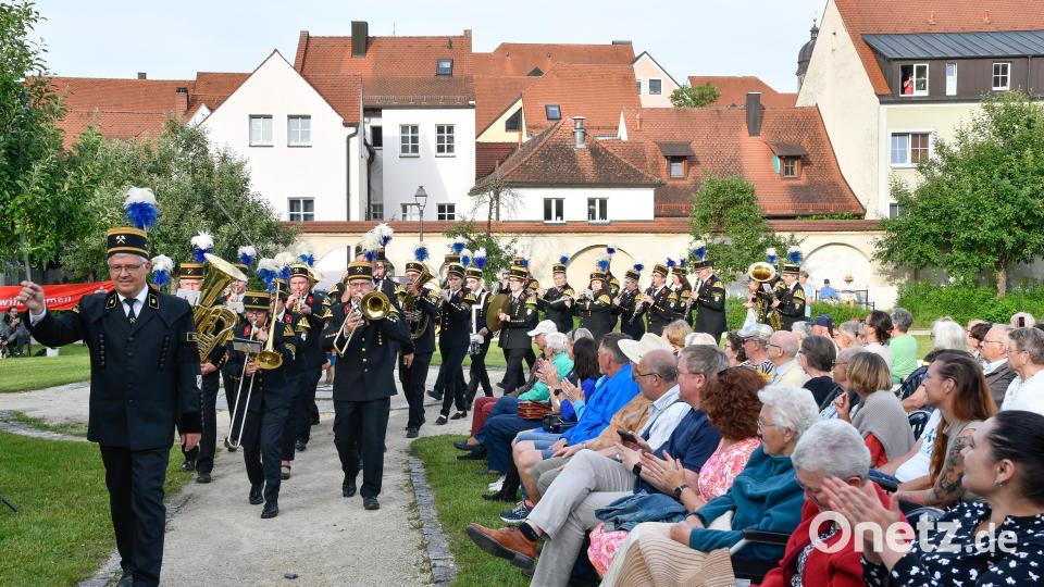 Die Knappschaftskapelle hat am Sonntag die beliebte Reihe der Sonntagsserenaden im Maltesergarten eröffnet. Bild: Petra Hartl