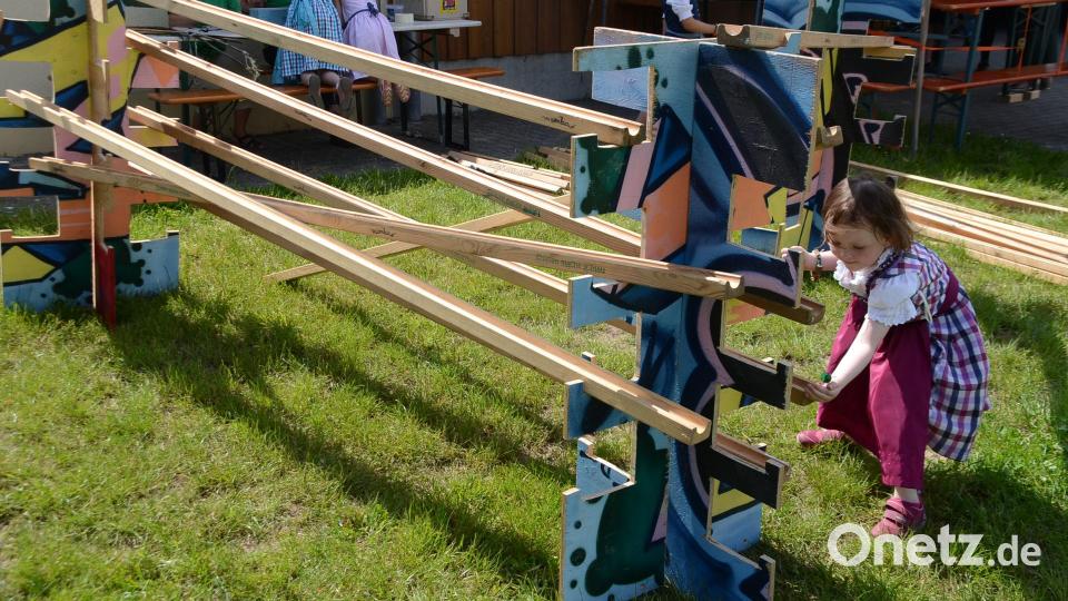 Beim Fest zu 40 Jahren BUND der Ortsgruppe Speichersdorf war auch für die kleinen Gäste allerhand geboten. Zum Beispiel konnten sich Kugeln auf der selbst aufzubauenden Kugelbahn bergab sausen lassen. Bild: ak
