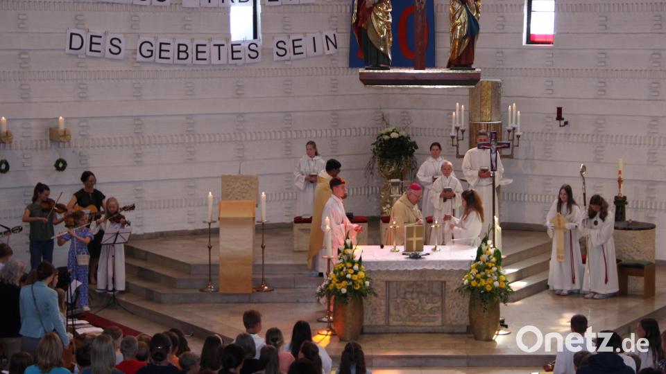 &quot;Mein Haus, wird ein Haus des Gebetes sein&quot; stand mit großen Lettern über dem Altar. Bischof Rudolf Voderholzer zelebrierte mit Pfarrer Augustin Lobo das Pontifikalamt. Bild: lep