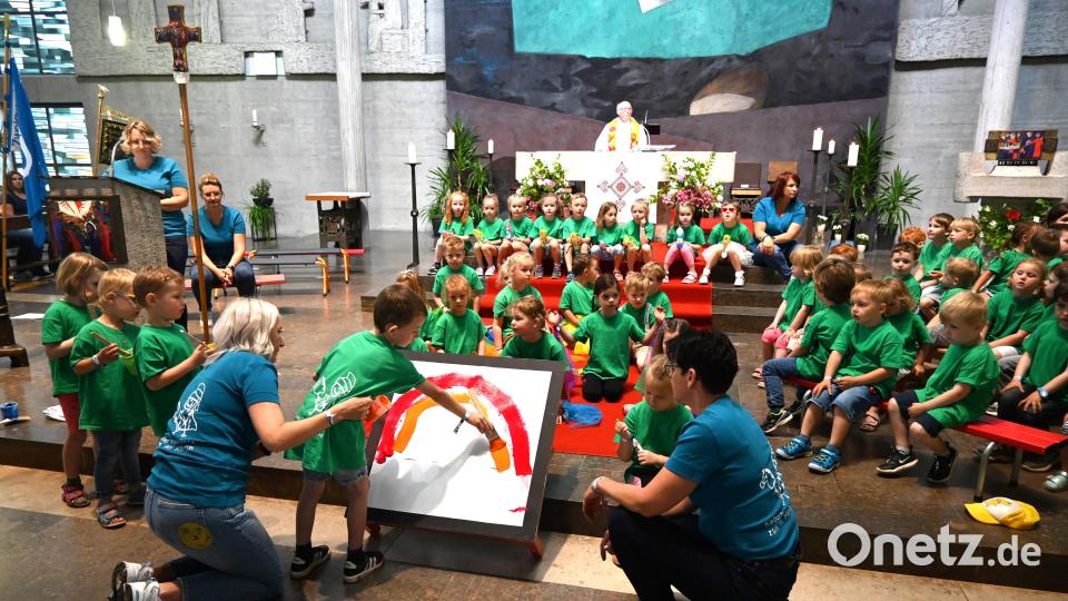 &quot;Hier wird es bunt!&quot;, sangen die Kinder im Eröffnungslied und malten gemeinsam einen Regenbogen für die bunte Vielfalt im Kindergarten. Bild: kki