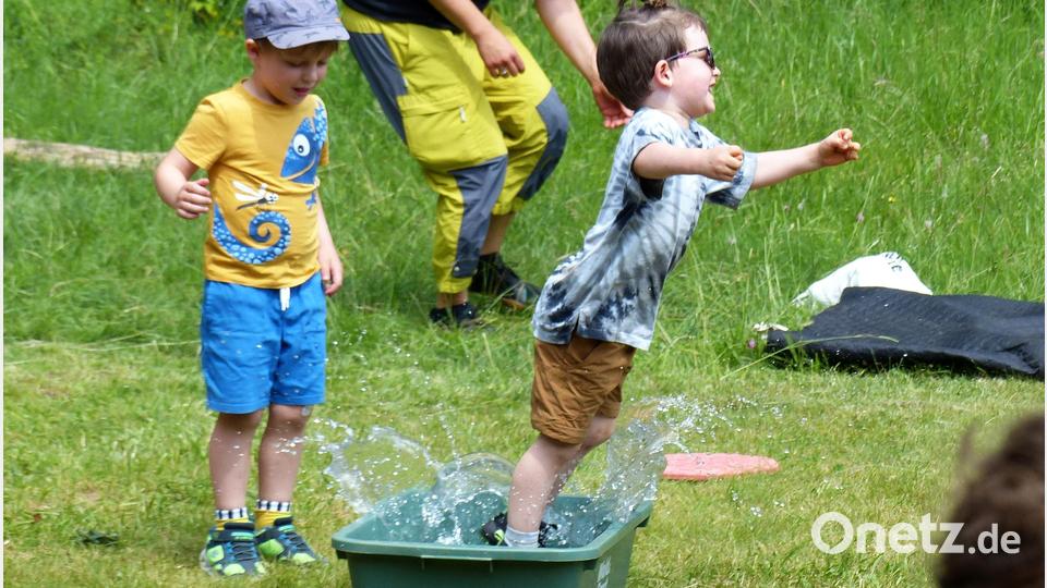 Begeistert demonstrieren die Kinder, wie sie in der Regenzeit vor dem Winter in Pfützen springen und damit die Eltern zur Verzweiflung bringen. Bild: mfh