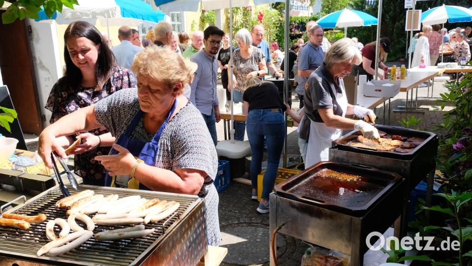 Beim &quot;Mei-Fest&quot; der Pfarrei stehen die Gäste am Grill- und Getränkestand Schlange. Bild: do