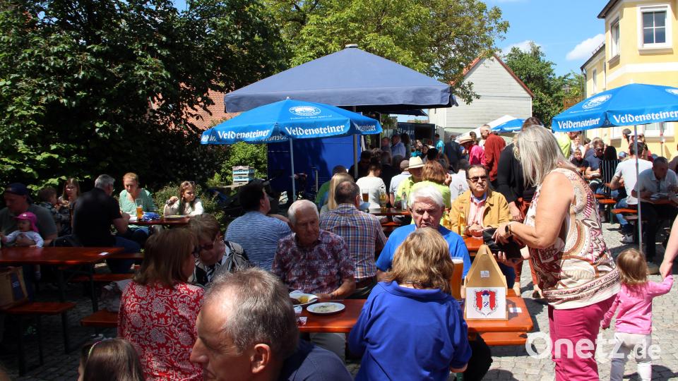 Nach dem Gottesdienst füllt sich der &quot;Turnerplatz&quot; wo es Essen, Trinken, Kaffee und Kuchen gab. Dazu unterhält die Blaskapelle Kirchenthumbach. Bild: lep