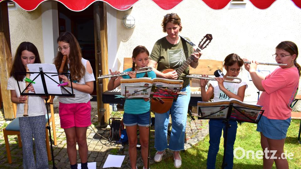 Antonia und Mia an ihren Altflöten sowie Helena, Luisa und Josefine (von links) mit Querflöten zeigen, was sie im Musikunterricht bei Agnes Guggenberger (hinten) gelernt haben. Bild: no