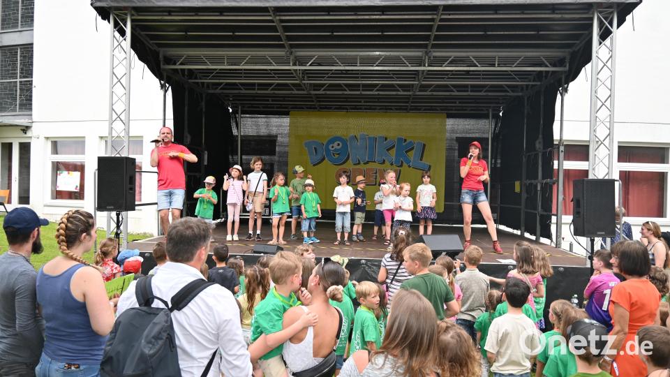 Auch auf der Bühne durften die Kinder mit Astrid und Alex von der Donikkl-Crew feiern. Bild: kki