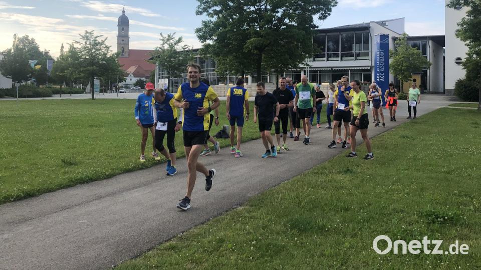 Gemeinsam macht&#039;s einfach mehr Spaß: Die Skivereinigung Amberg hatte zum Tag des Laufens mit Michael Lang, Trainer und amtierender Welt- und Europameister, eingeladen. Bild: Eveline Süß/exb