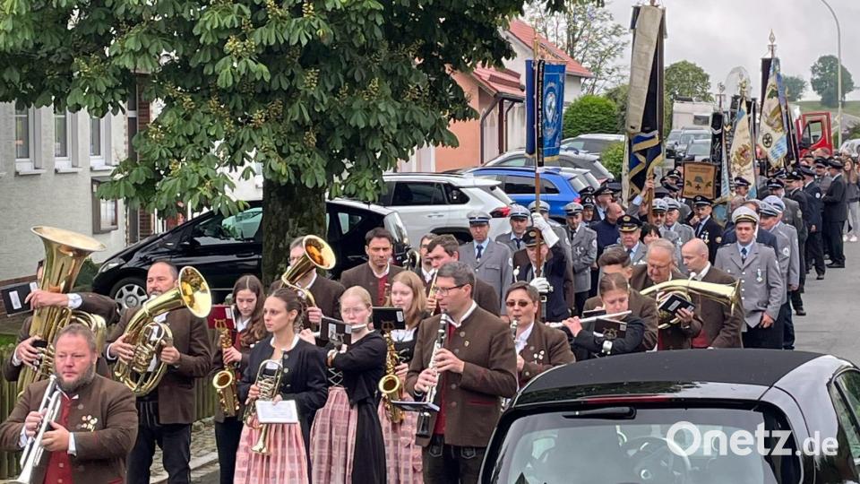 Der Kirchenzug wird von der Oberviechtacher Stadtkapelle angeführt. Bild: Annegret Greber/exb