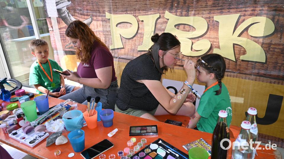 Viele Vereine halfen beim Kindergarten fest mit wie der Kirwaverein, der Kinderschminken anbot. Bild: kki