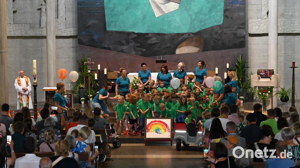 Zum Jubiläumssong am Ende des Gottesdienstes rockte die ganze Kirche. Bild: kki
