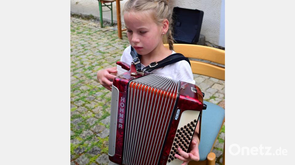 &quot;Komm tanz mit mir&quot; spielte Lilli auf dem Akkordeon. Bild: no