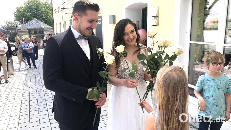 Zu den ersten Gratulanten nach der kirchlichen Trauung von Melanie Pinzer und Konstantin Britner gehörten die Mädchen und Buben vom Kinderhort Sankt Bartholomäus in Marktredwitz, wo Melanie als Erzieherin tätig ist. Bild: wro