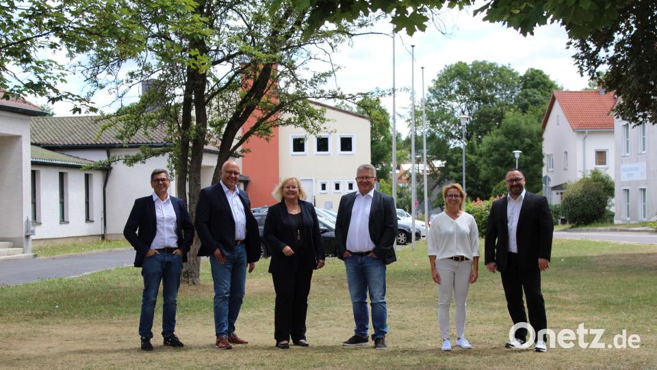 Veränderungen gibt es zum kommenden Schuljahr an der Realschule am Tor zur Oberpfalz innerhalb der Erweiterten Schulleitung: Der bisherige Realschulkonrektor Holger König (rechts) übernimmt die Schulleitung von Realschuldirektor German Helgert (Dritter von rechts). Ihm zur Seite stehen weiterhin (von links) die Beratungsrektoren Hermann Daubenmerkl und Walter Thurn, Zweite Konrektorin Sandra Hering und Beratungsrektorin Margit Friedl. Bild: Hermann Daubenmerkl/exb