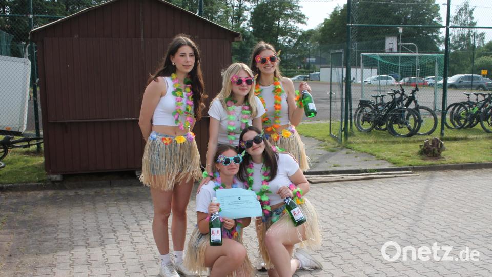 Die &quot;Bahamas Mamas&quot; aus Kastl erhalten den Preis für das originellste Outfit. Bild: bjp