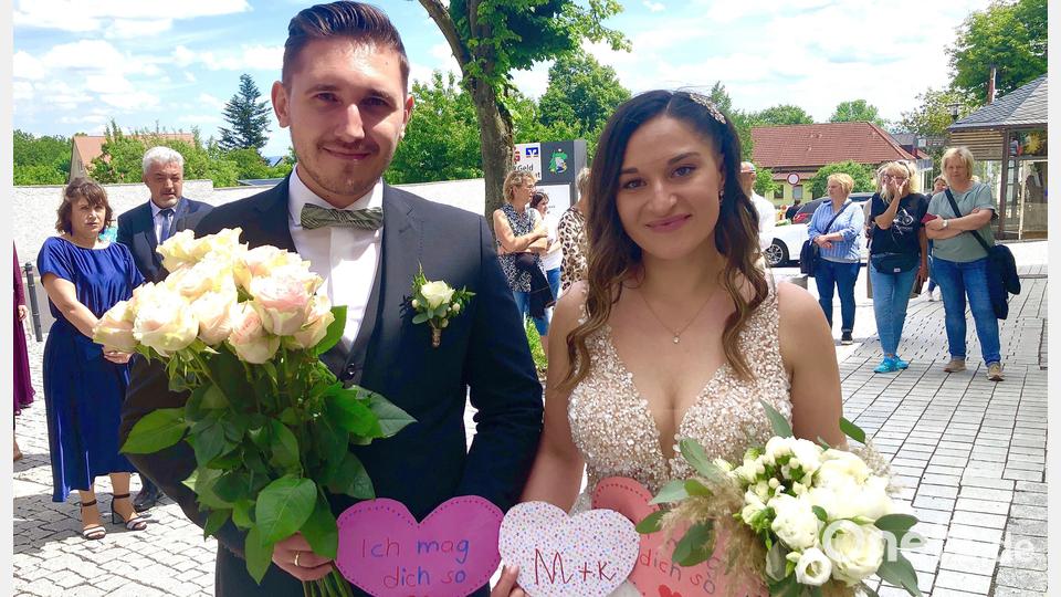 Zwei Herzen und Rosen waren kleine Geschenke, die die Kolleginnen und die Mädchen und Buben vom Kinderhort Sankt Bartholomäus aus Marktredwitz mitgebracht hatten, um ihrer Erzieherin Melanie Pinzer und deren Ehemann Konstantin Britner viel Glück zu wünschen. Bild: wro