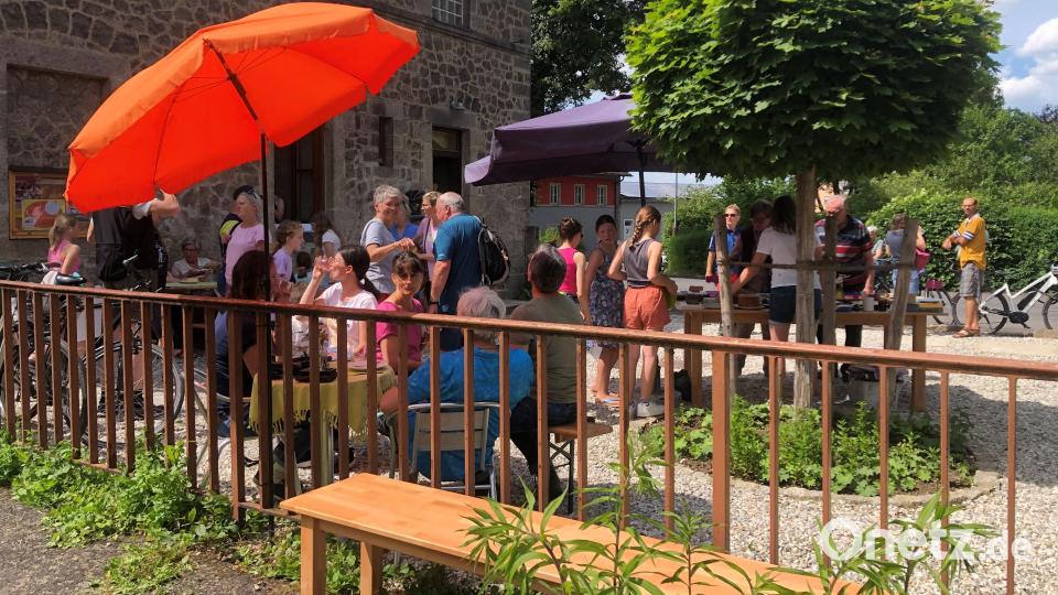 Viele Besucher sind ins Garten-Café am ehemaligen Flosser Bahnhof gekommen. Bild: Andrea Kostka/exb