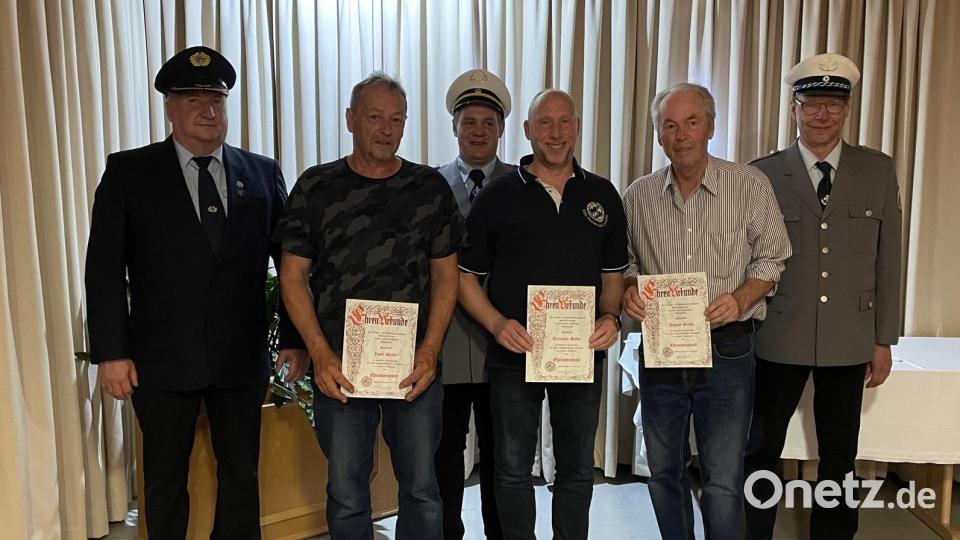 Drei Mitglieder werden zu Ehrenvorständen ernannt. Im Bild (von links) Stellvertretender Kreisvorsitzender Peter Breitschafter, Josef Greber, Vorsitzender Christian Greber, Alexander Greber, Johann Greber und zweiter Vorsitzender Reinhard Zinkl.. Bild: Annegret Greber/exb