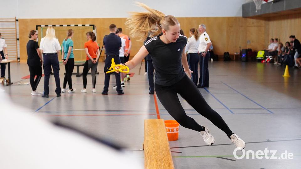 Einblicke in die Ausbildung bekommen die Teilnehmer beim Aktionstag der Bereitschaftspolizei in Nabburg. Bild: Nikolai Huber, PP Oberpfalz/exb