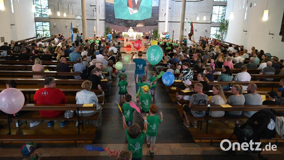 Eine große 50 aus Holz begrüßte die Feiernden vor dem Altar der Auferstehungskirche. Bild: kki