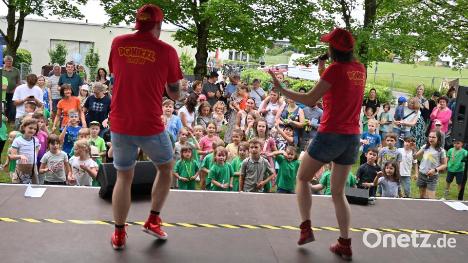 Mit Astrid und Alex von der Donikkl-Crew ging es beim Mitmach-Konzert so richtig zur Sache. Bild: kki