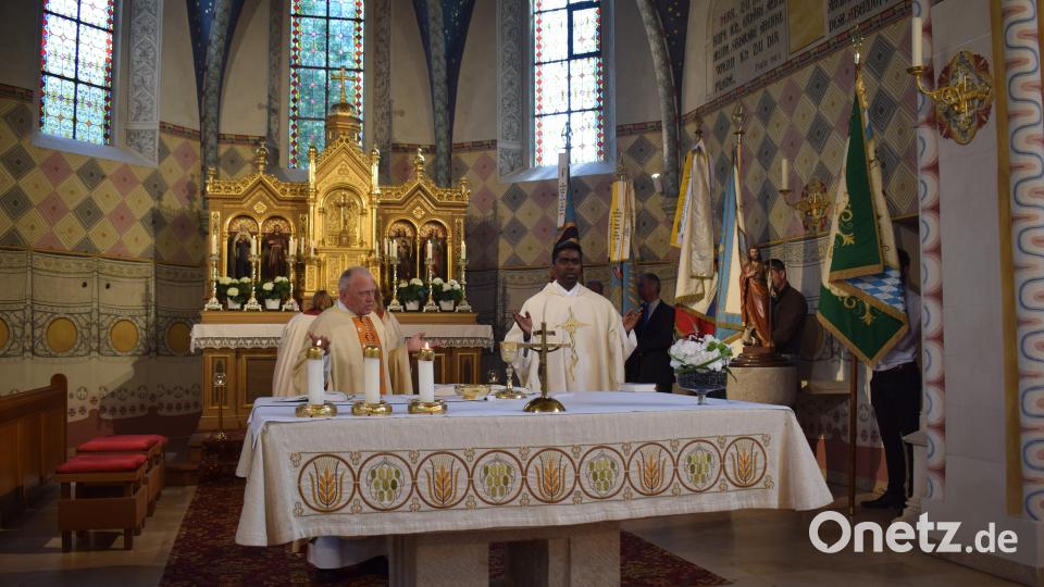 In Konzelebration feiern Zentralpräsens Pater Josef Schwemmer und der neue Ortsgeistliche, Pater Savari, den Festgottesdienst der MMC Weidenthal. Bild: bnr