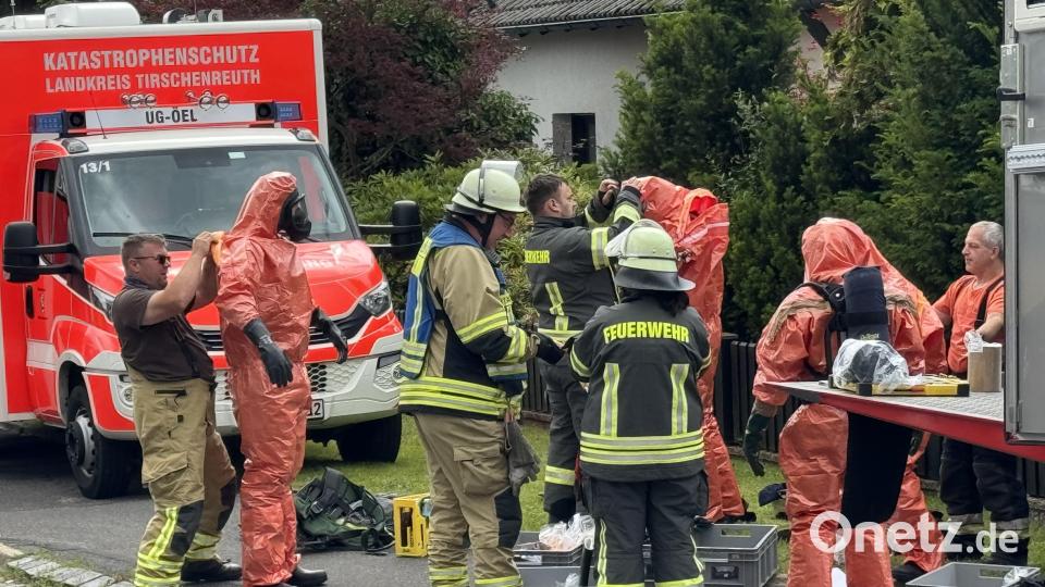 Einsatzkräfte der Feuerwehren sind dabei, das ausgetretene Bleichmittel im Seniorenheim in Waldershof zu entfernen. Bild: Matthias Bäumler
