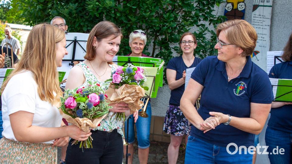 Dirigentin Theresa Motschmann und Doreen Deyerl bekommen von Moderatorin Susanne Deml aus dem Schwarzenfelder Posaunenchor Blumensträuße überreicht. Bild: wgw