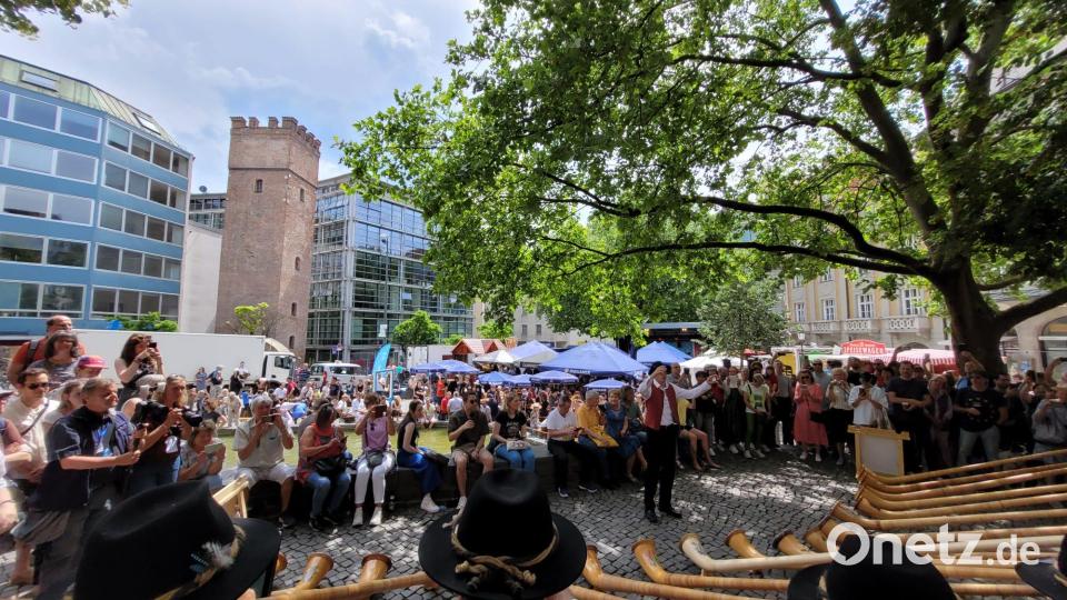 Die Großkonreuther Alphornbläser traten vor zahlreichen Zuhörern auf dem Münchner Stadtgründungsfest auf. Bild: Markus Werner/exb