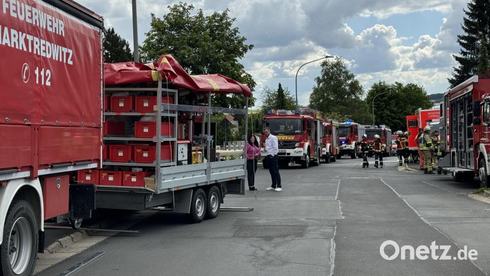 Mit zahlreichen Einsatzwagen sind Feuerwehren und Rettungsdienste am Ort des Geschehens. Bild: Matthias Bäumler