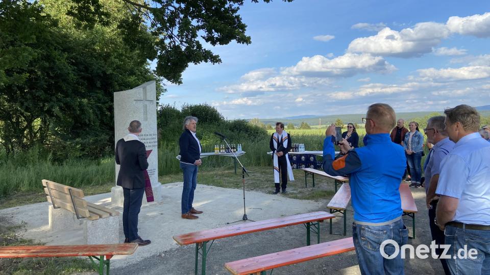 Karl Fröhlich (Zweiter von links) aus Flossenbürg erläuterte bei der Einweihungsfeier seine Arbeit. Bild: Markus Scharnagl/exb