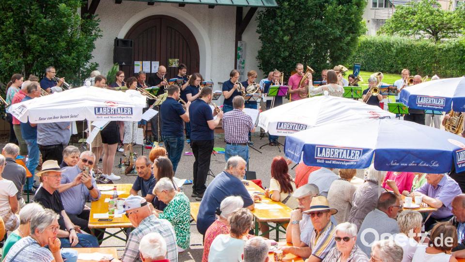 Zum 60. Jubiläum des Schwarzenfelder Posaunenchores bereiten die Partnerchöre des evangelischen Dekanats Sulzbach-Rosenberg dem Jubelchor mit seiner Leiterin Renate Oppelt ein buntes Ständchen als Geschenk. Bild: wgw