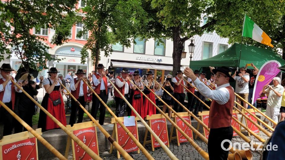 Die Großkonreuther Alphornbläser traten vor zahlreichen Zuhörern auf dem Münchner Stadtgründungsfest auf. Bild: Markus Werner/exb