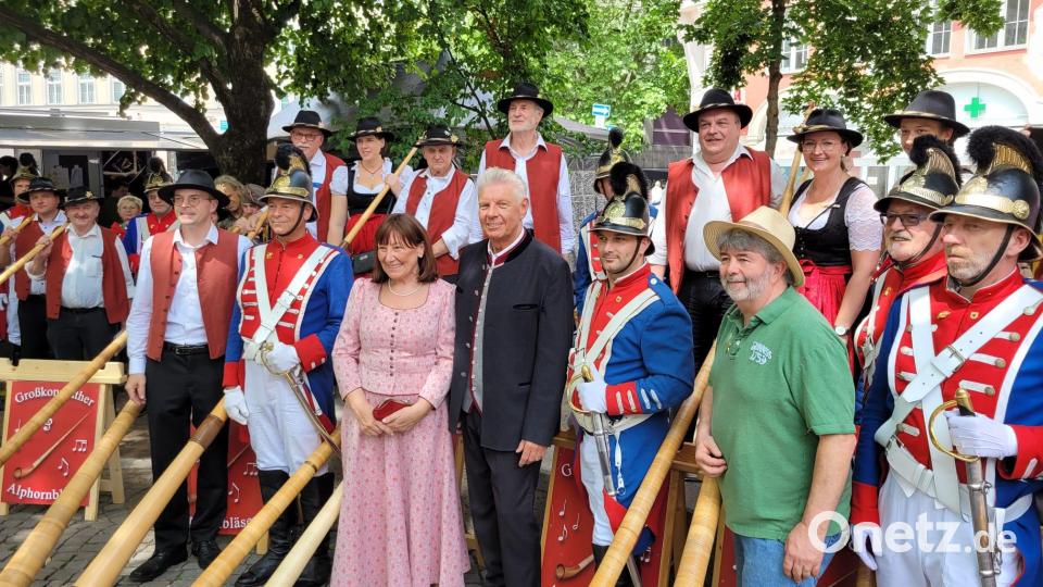 Die Großkonreuther Alphornbläser trafen beim Auftritt auf dem Münchner Stadtgründungsfest auch mit Oberbürgermeister Dieter Reiter (Mitte) zusammen. Bild: Markus Werner/exb