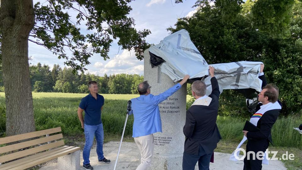Das Flurdenkmal enthüllten gemeinsam Bürgermeister Bernd Sommer, Stadtpfarrer Dr. Thomas Vogl und Pfarrer Andreas Kraft. Links Bauhof-Leiter Thomas Ernstberger, dessen Team die Vorarbeiten für die Platzierung der Corona-Säule übernommen hatte. Bild: Markus Scharnagl/exb