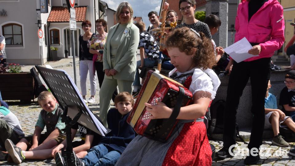 Emely spielte auf ihrem Akkordeon das Stück &quot;Fest bei Mickey&quot;. Bild: hdk