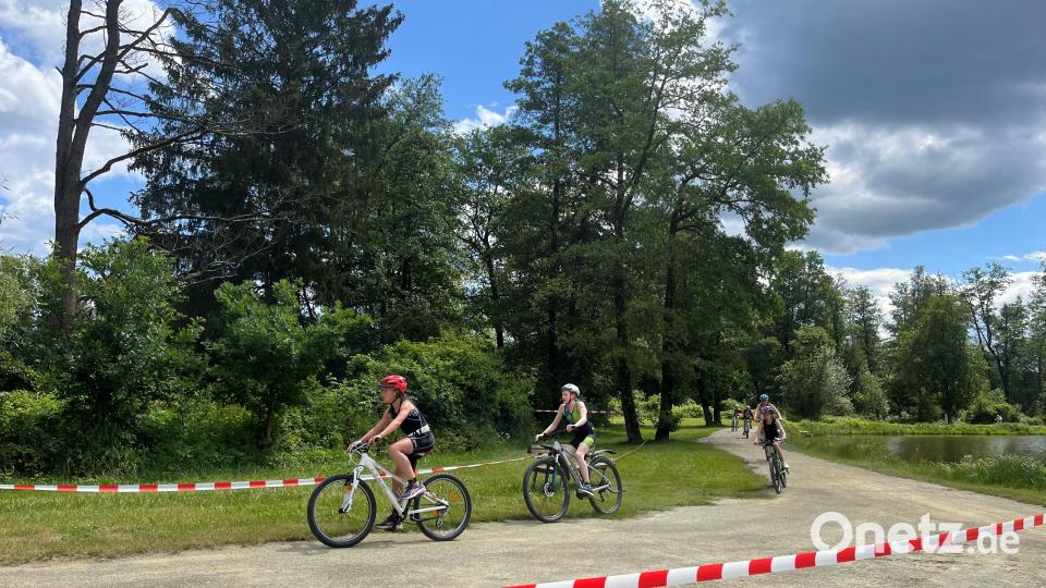 Die Fahrradstrecke des Schülertriathlons führt um das Weihergelände des Schätzlerbads. Bild: Mutiara Sudarma