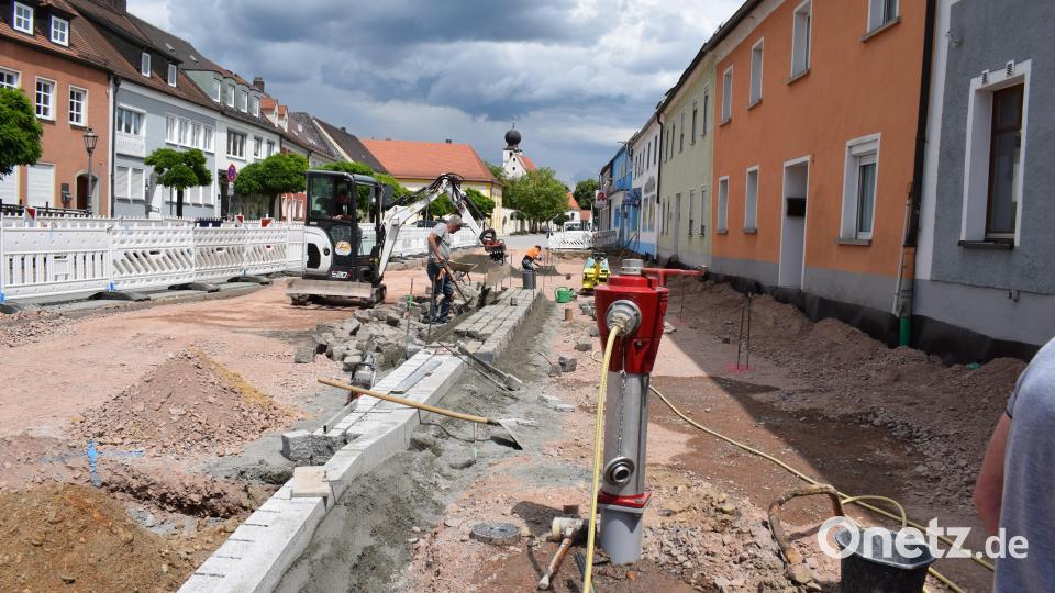 Nach dem die Begrenzungssteine an der Baustelle Haas-Kreuzung gesetzt sind, erfolgt Ende Juni der Einbau des Straßenunterbaus. Bild: bnr