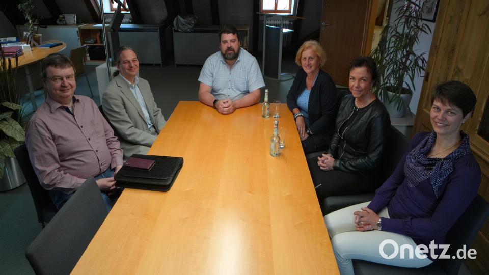 Gespräch im Sulzbach-Rosenberger Rathaus: (von links) Pfarrer Dr. Roland Kurz, Pfarrer Daniel Heller, Bürgermeister Stefan Frank, Maja Navratilova sowie die Bibliotheksleiterinnen Daniela Divinova und Christine Hollweck. Bild: gac