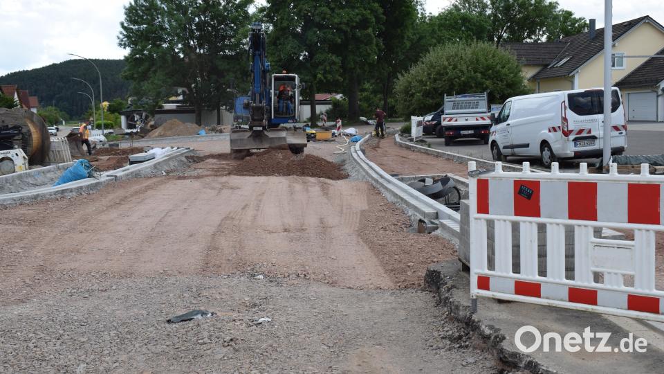 Die Arbeiten in der Bahnhofstraße liegen im vorgegebenen Zeitplan. Bis Ende Juli soll alles fertig sein. Bild: bnr