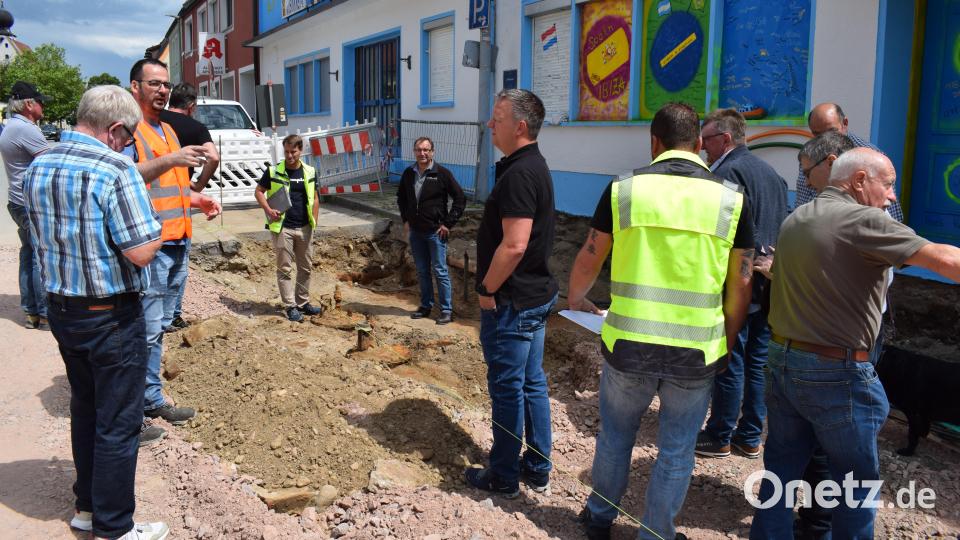Bei den Bauarbeiten an der Haas-Kreuzung kam erneut ein "Fundstück" ans Tageslicht. Vor Jahrzehnten stand an dieser Stelle eine Privattankstelle. Der Dieseltank blieb im Erdreich vergraben. Bild: bnr