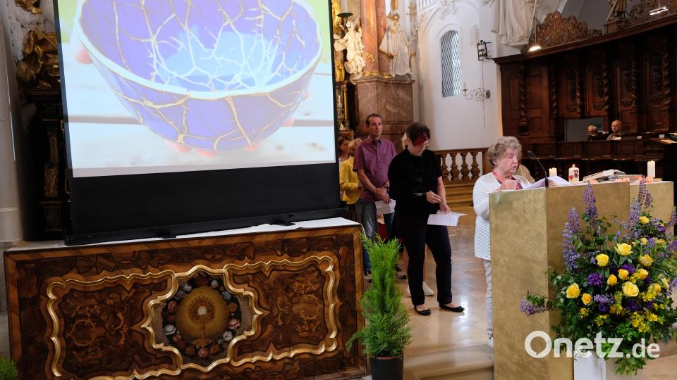 Im Dankgottesdienst in der Klosterkirche Speinshart symbolisierten die Narbenlinien einer reparierten Schale die Hoffnung, dass aus Scherben des Lebens ein Neubeginn entstehen könne. Die Fürbitten trugen Kinder und Eltern vor. Bild: do