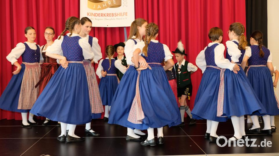 Die Kindertanzgruppe des Trachtenvereins Trabitz bereichert das Rahmenprogramm der Jubiläumsfeier. Bild: do