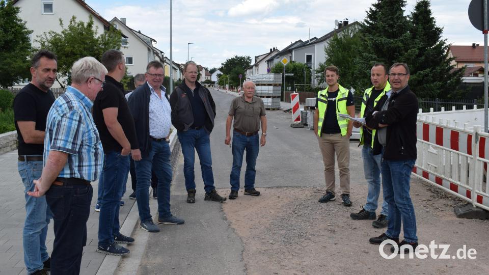 Der Bau- und Umweltausschuss macht sich ein Bild vom Baufortschritt in der Bahnhofstraße. Die Arbeiten liegen im Zeitplan. Bild: bnr