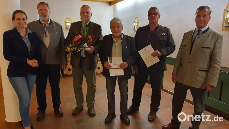 Von links: Baronin Victoria von Lindenfels, Norbert Helgert, Peter Hamm, Norbert Fleißner, Siegfried Weber und Baron Eberhard von Gemmingen-Hornberg. Bild: BJV Tirschenreuth/exb